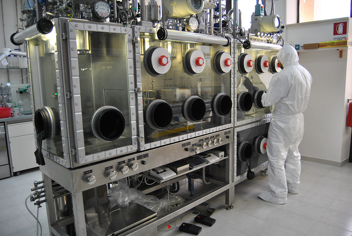 Pharmaceutical production isolator with operator in full cleanroom suit